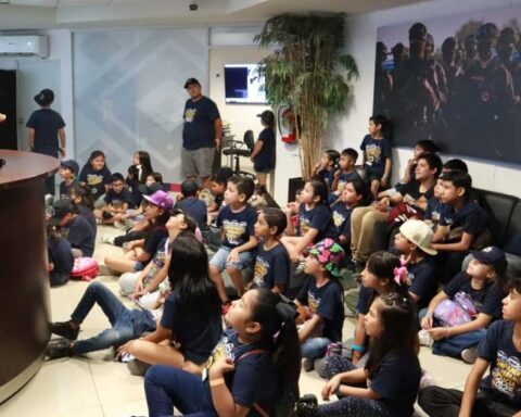 Niños visitando las instalaciones del C2 en Saltillo.