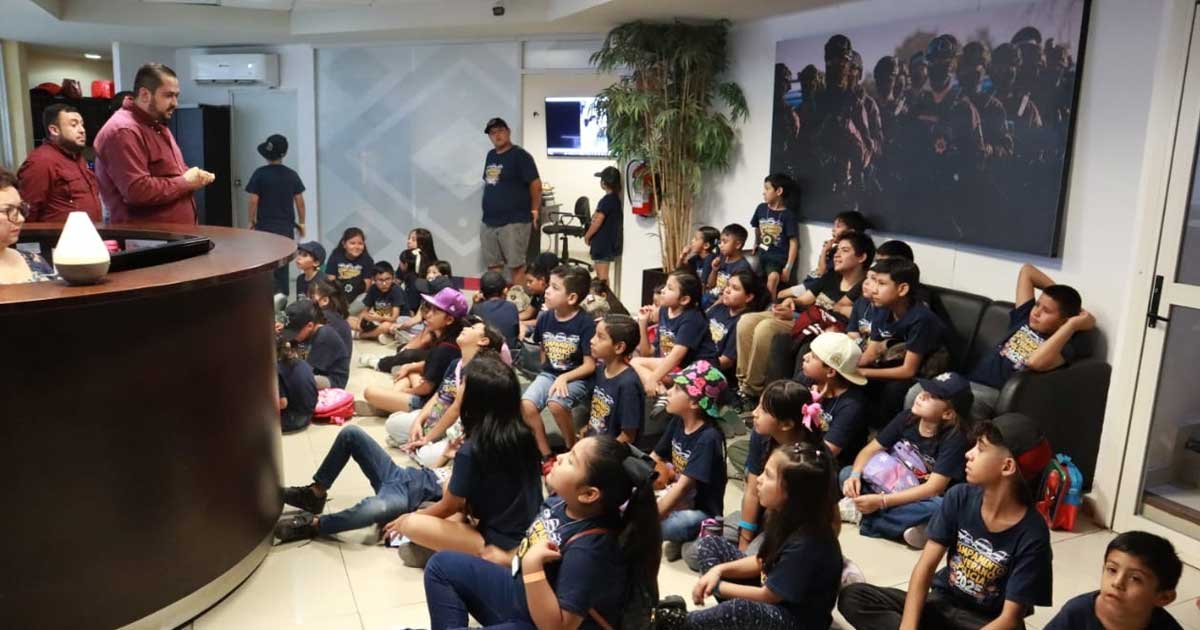 Niños visitando las instalaciones del C2 en Saltillo.
