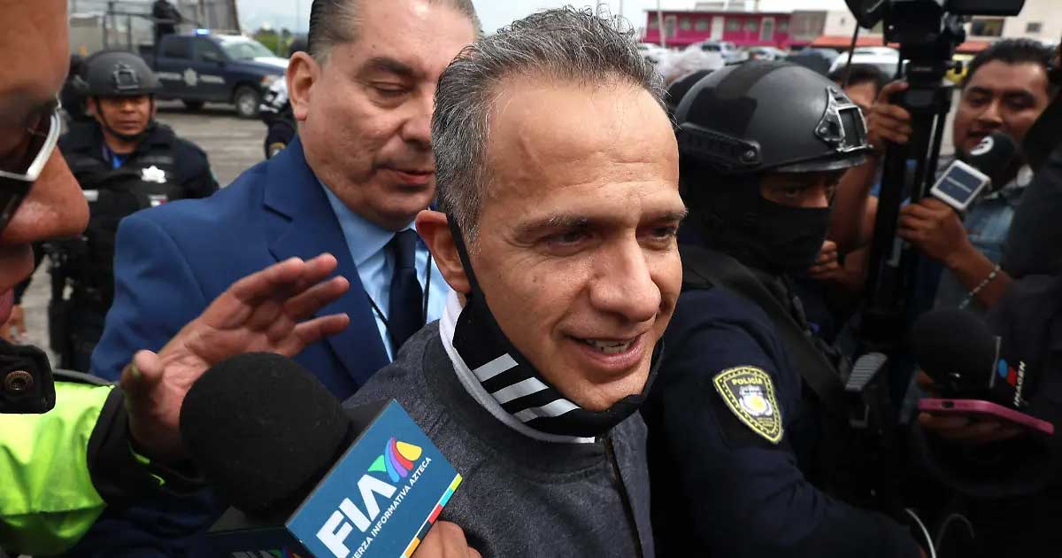 Israel Vallarta entrevistado a medios de comunicación.