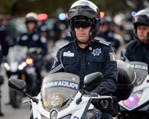 Grupo de policías municipales en motocicleta.