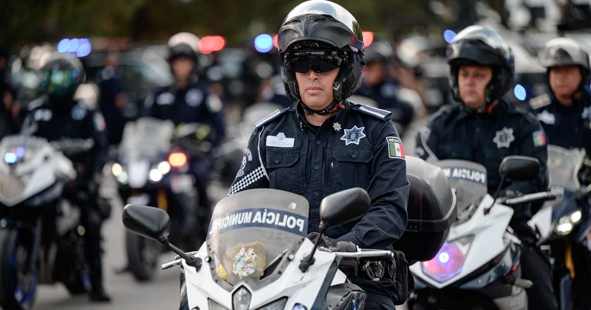 Grupo de policías municipales en motocicleta.