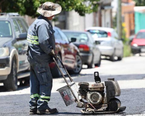 Hombre con máquina reparando un bache.