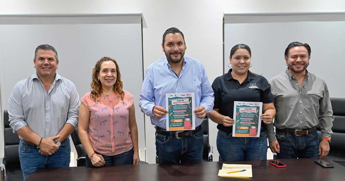Alcalde y funcionarios sosteniendo un cartel con la publicidad de la feria.
