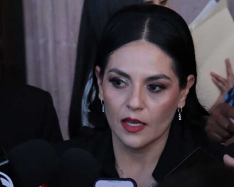 Luz Elena Morales entrevistada por medios de comunicación.