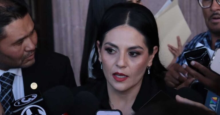 Luz Elena Morales entrevistada por medios de comunicación.