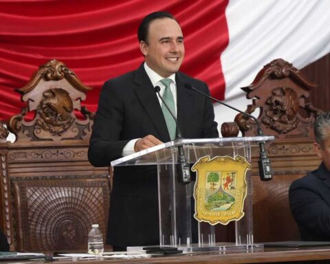 El gobernador Manolo Jiménez presidiendo la sesión.