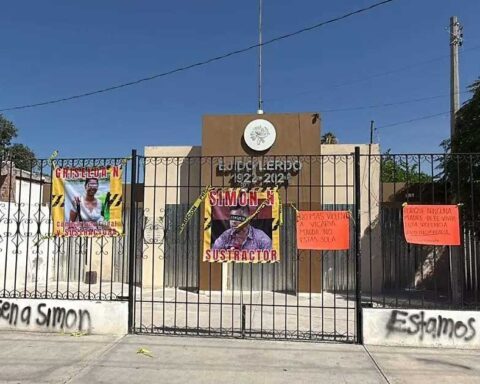 Fachada del edificio Ejido Lerdo con pancartas de la protesta.