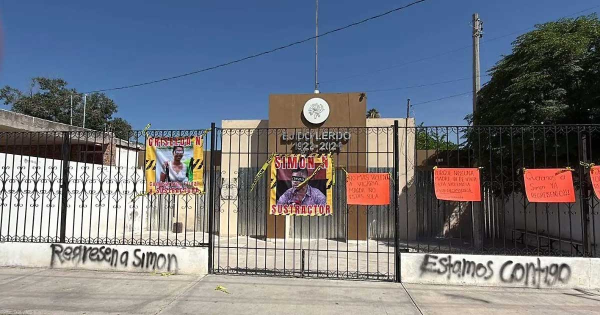 Fachada del edificio Ejido Lerdo con pancartas de la protesta.