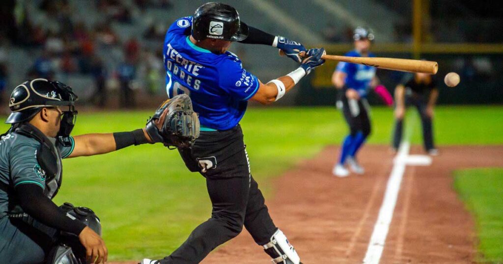 Jugadores en partido de beisbol.