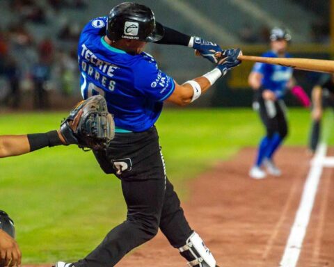 Jugadores en partido de beisbol.