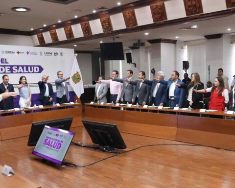 Integrantes del Consejo Estatal de Salud rindiendo protesta.