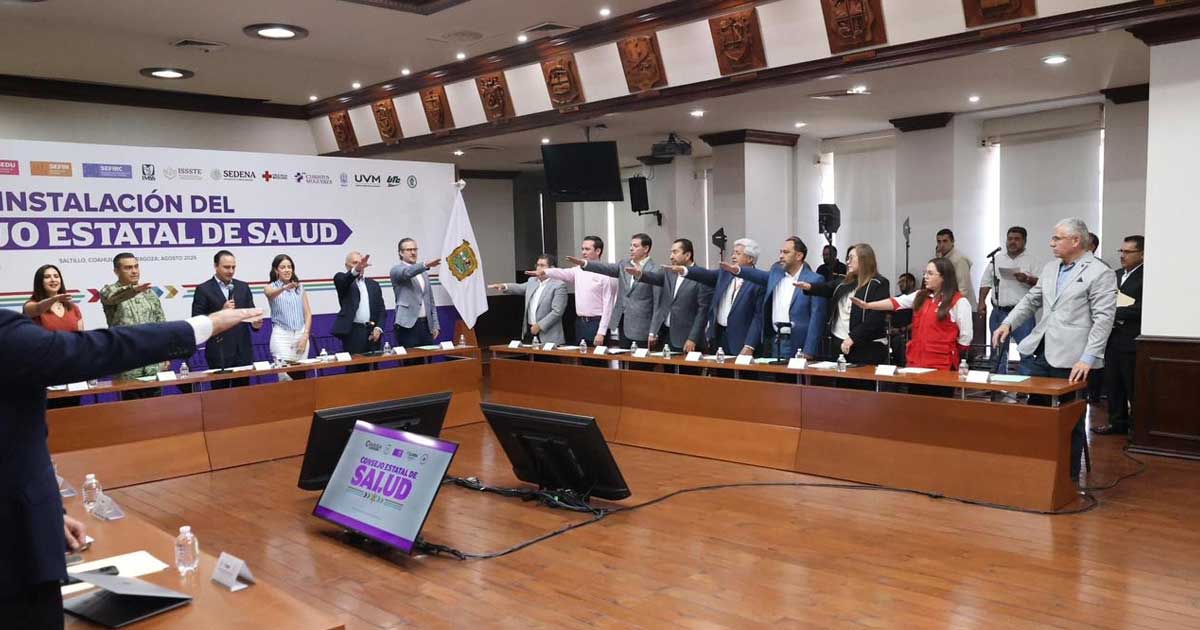 Integrantes del Consejo Estatal de Salud rindiendo protesta.