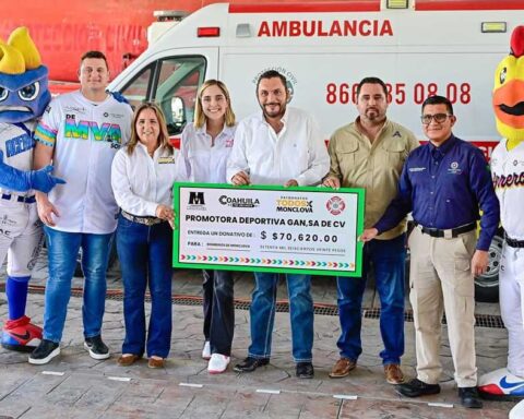 Alcalde Carlos Villarreal entregando el cheque.