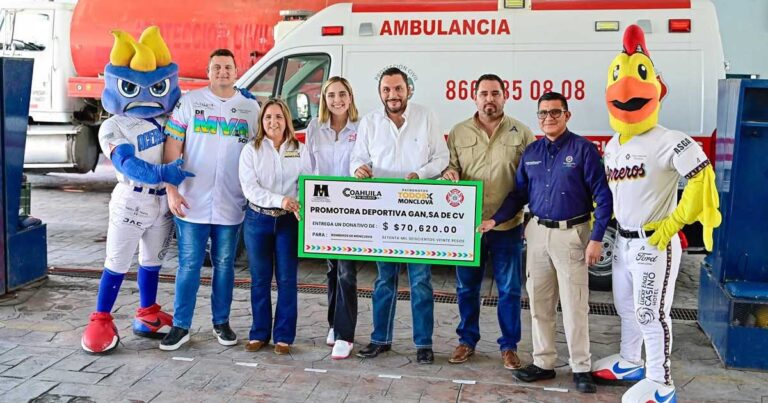 Alcalde Carlos Villarreal entregando el cheque.