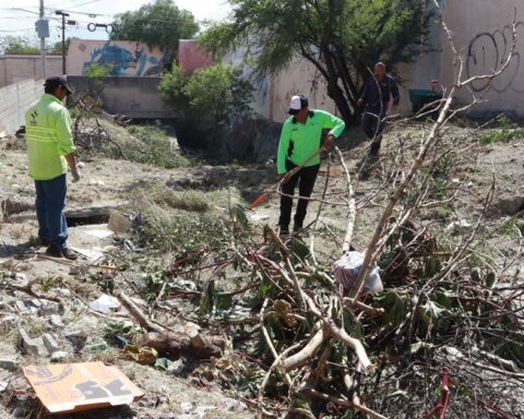 Trabajadores limpiando arroyos.