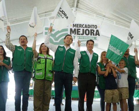 Gabriel Elizondo y otros funcionarios dando el banderazo del Mercadito Mejora en Saltillo.