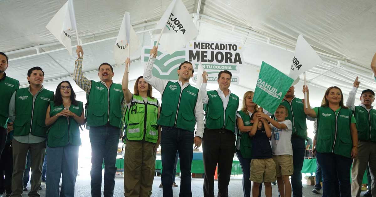 Gabriel Elizondo y otros funcionarios dando el banderazo del Mercadito Mejora en Saltillo.