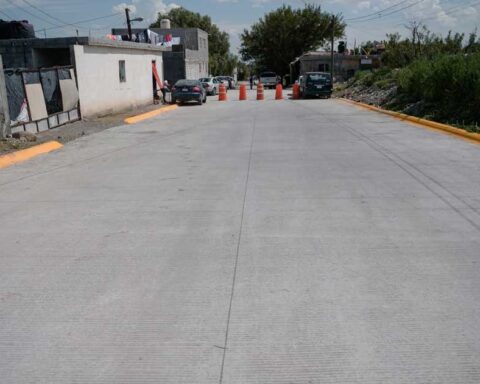 Calle pavimentada.