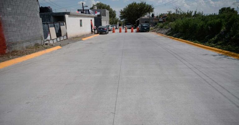 Calle pavimentada.