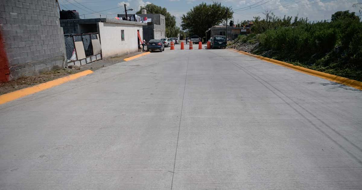 Calle pavimentada.