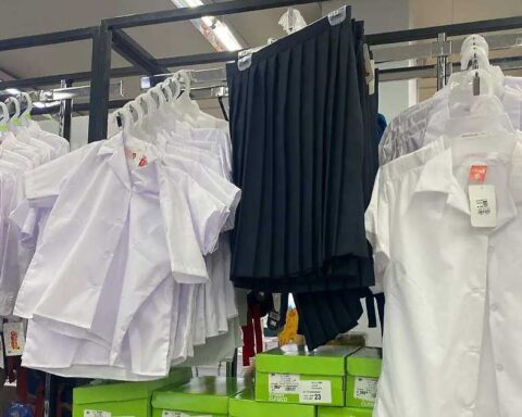 Uniformes escolares a la venta.