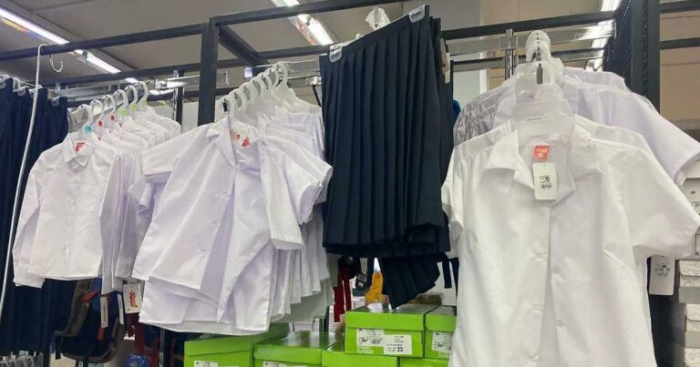 Uniformes escolares a la venta.