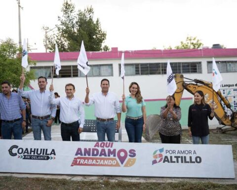 Funcionarios dando el banderazo de arranque de centro comunitario de Saltillo.