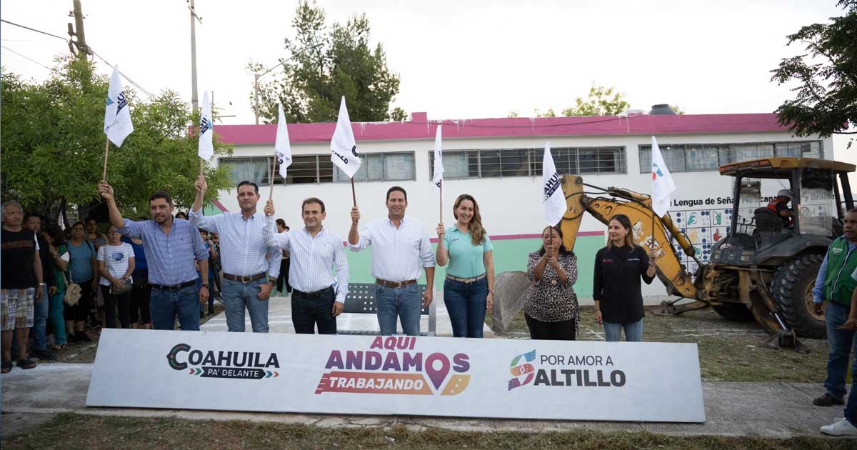 Funcionarios dando el banderazo de arranque de centro comunitario de Saltillo.