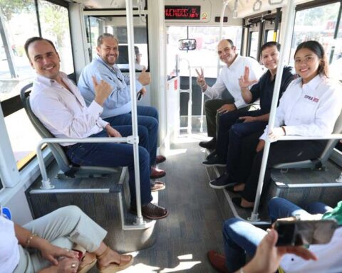 El gobernador Manolo Jiménez y otros funcionarios dentro del camión de la ruta estudiantil en Ramos Arizpe.