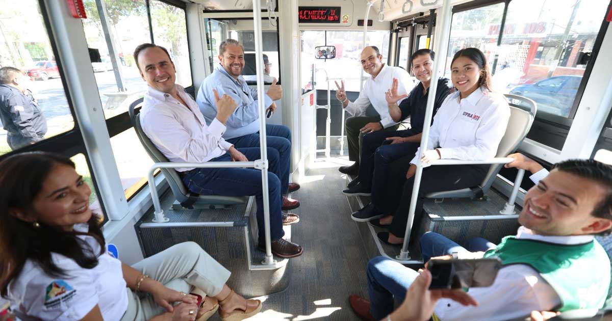 El gobernador Manolo Jiménez y otros funcionarios dentro del camión de la ruta estudiantil en Ramos Arizpe.