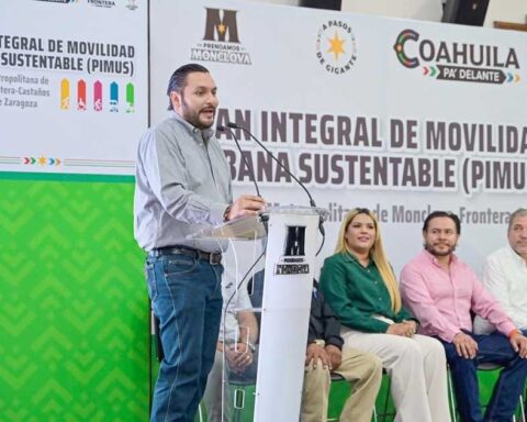Alcalde Carlos Villarreal presentando el plan de movilidad en Monclova.