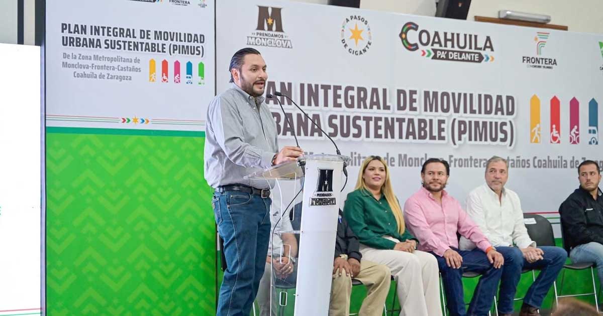 Alcalde Carlos Villarreal presentando el plan de movilidad en Monclova.