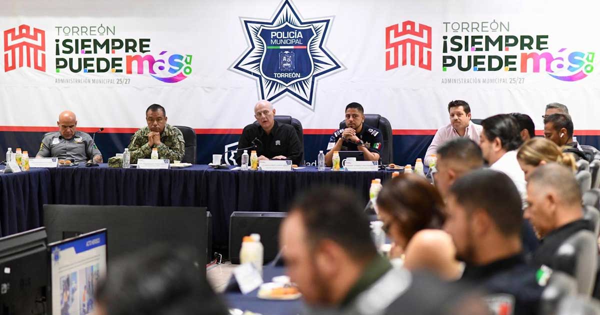 Alcalde Román Cepeda en reunión de seguridad en Torreón.
