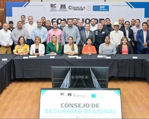 Alcaldes y funcionarios durante la reunión de seguridad regional en Monclova.