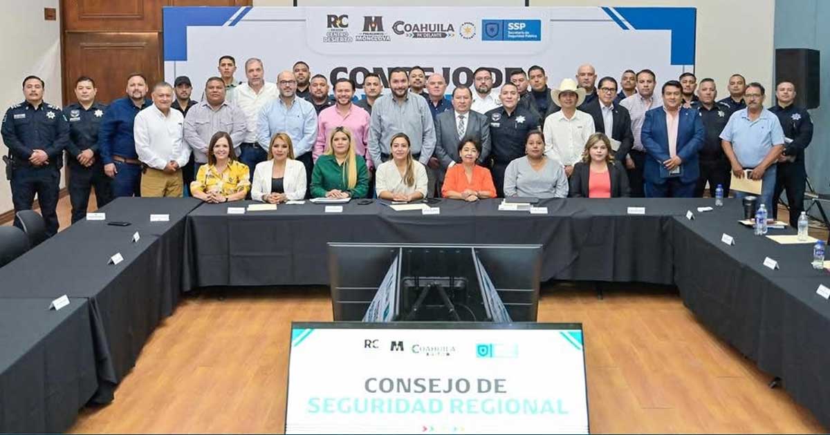 Alcaldes y funcionarios durante la reunión de seguridad regional en Monclova.