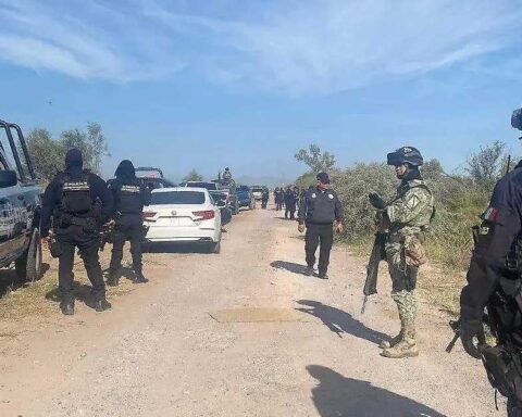 Policías en el lugar donde fue encontrado el cuerpo en Matamoros.