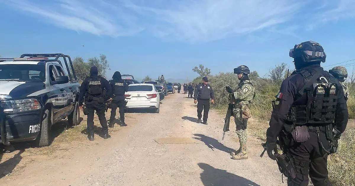 Policías en el lugar donde fue encontrado el cuerpo en Matamoros.