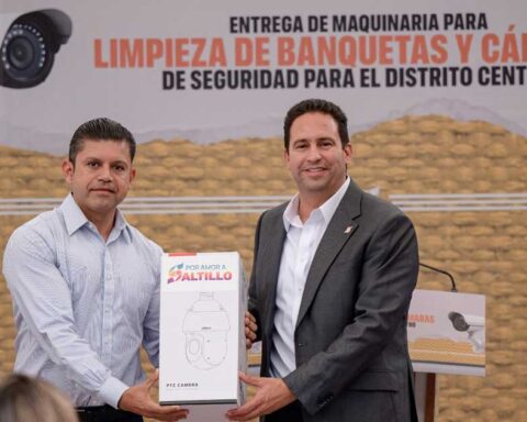 Alcaldel Javier Díaz recibe cámara de vigilancia para el Distrito Centro de Saltillo.