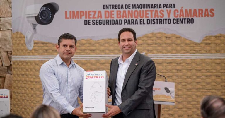 Alcaldel Javier Díaz recibe cámara de vigilancia para el Distrito Centro de Saltillo.