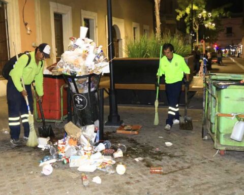 Dos trabajadores limpiando.