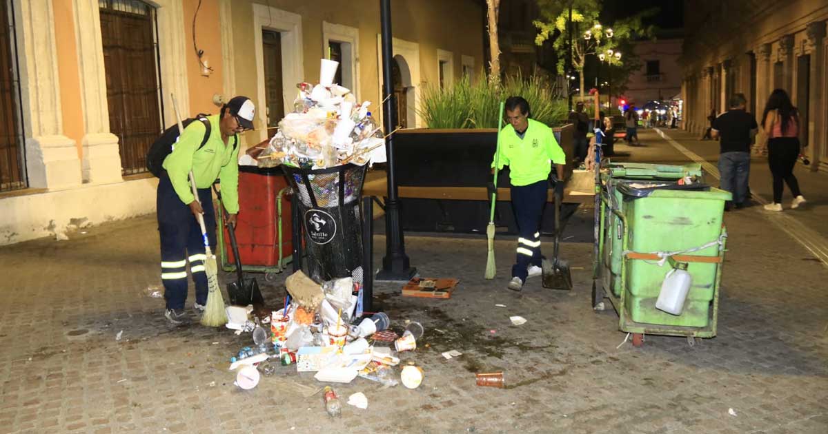 Dos trabajadores limpiando.