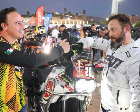 El gobernador Manolo Jiménez chocando el puño.