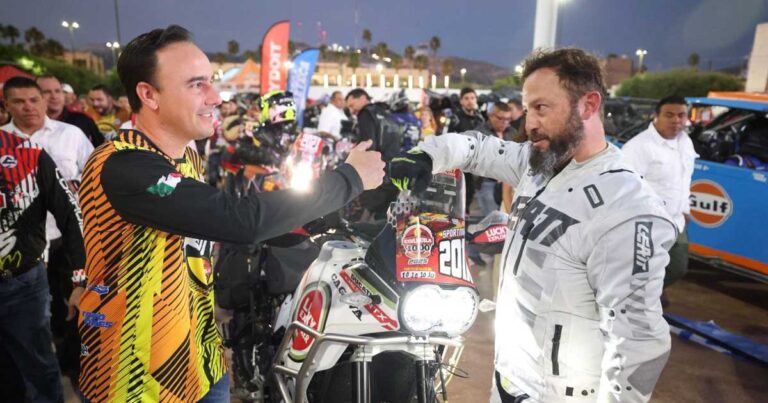 El gobernador Manolo Jiménez chocando el puño.