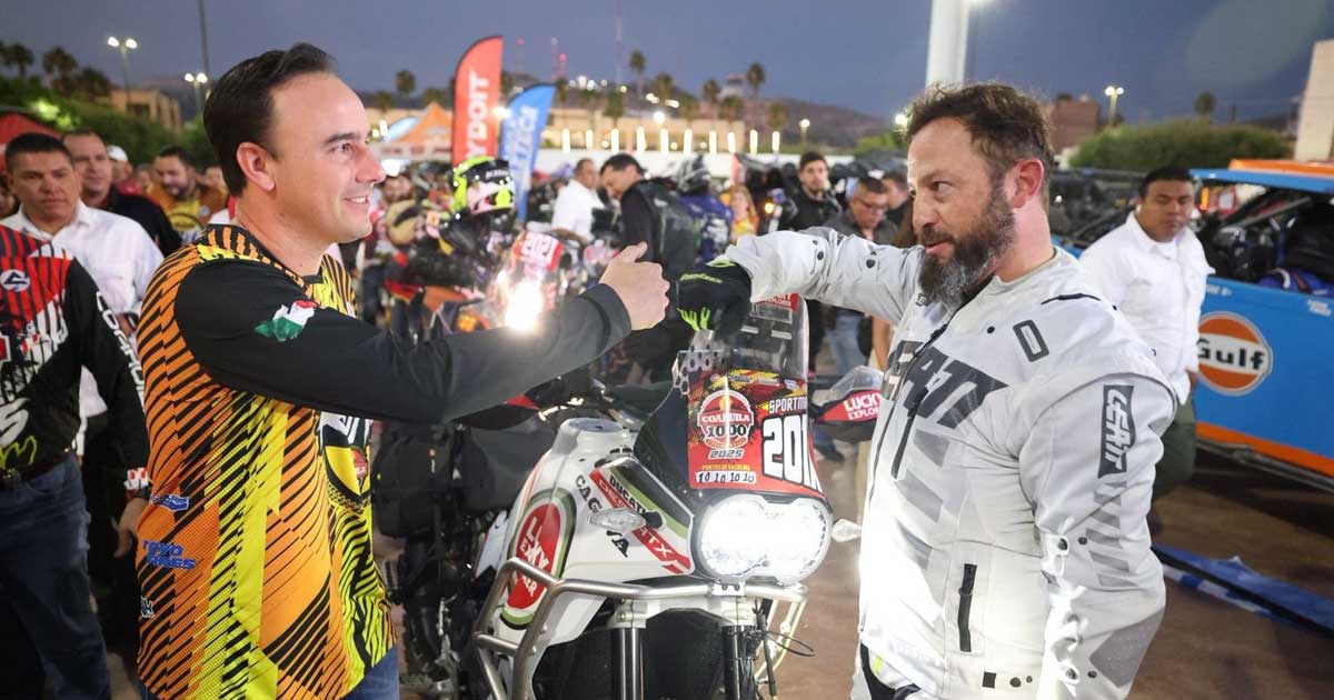 El gobernador Manolo Jiménez chocando el puño.