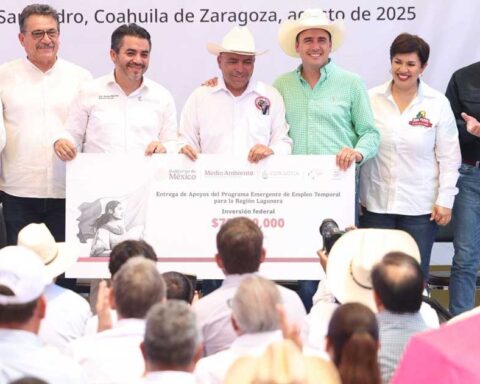 Manolo Jiménez entregando un cheque a un productor y acompañado de funcionarios.