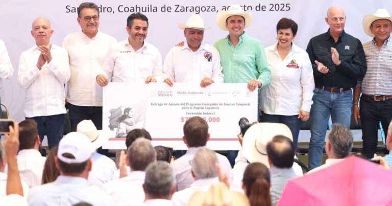 Manolo Jiménez entregando un cheque a un productor y acompañado de funcionarios.