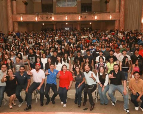 Auditorio lleno de alumnos de nuevo ingreso al bachilleres de la UAdeC.
