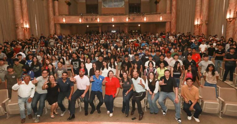 Auditorio lleno de alumnos de nuevo ingreso al bachilleres de la UAdeC.