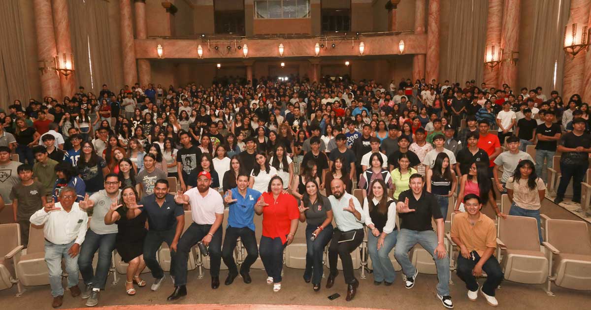Auditorio lleno de alumnos de nuevo ingreso al bachilleres de la UAdeC.