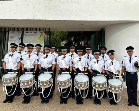 Integrantes de la Banda de Guerra de la UAdeC.